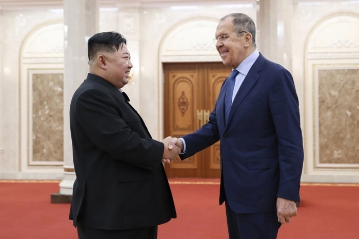 Der russische Außenminister Sergej Lawrow (R) schüttelt dem nordkoreanischen Staatschef Kim Jong Un während ihres Treffens in Pjöngjang die Hand. Foto: epa/Russischer Pressedienst Des Aussenministeriums Handout