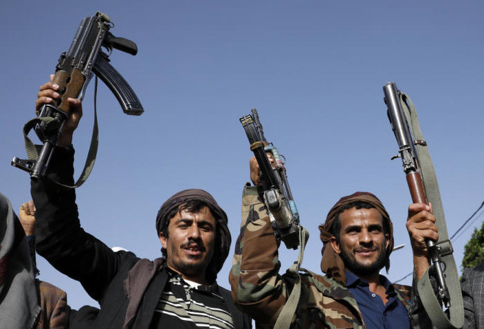 Houthi-Anhänger halten während einer Demonstration zum siebten Jahrestag der von Saudi-Arabien geführten Militärkampagne gegen den Jemen in Sana'a Waffen hoch. Foto: epa/Yahya Arhab