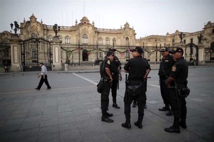 Polizei-Beamte bewachen den Regierungspalast in Lima. Foto: epa/Bienvenido Velasco