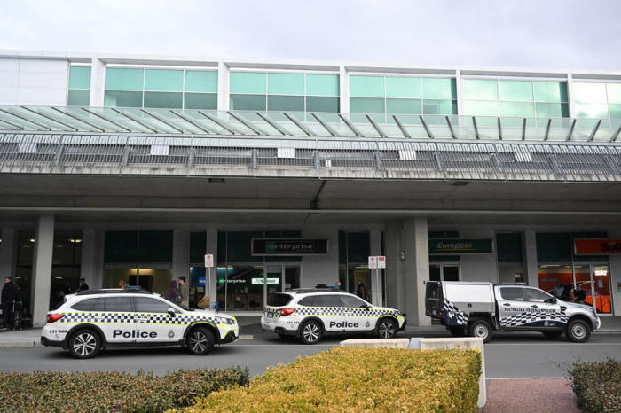 Die australischen Bundespolizisten versammeln sich am Flughafen von Canberra, nachdem ein Mann mindestens drei Schüsse abgefeuert hat, in Canberra. Foto: epa/Mick Tsikas