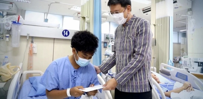 Der Gouverneur von Udon Thani, Siam Sirimongkol, besuchte Atthachai gestern im Krankenhaus und schenkte ihm ein neues Mobiltelefon. Foto: The Nation