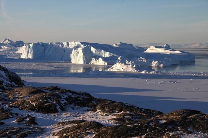 Eisberge ragen im Ilulissat-Eisfjord in der Nähe des westgrönländischen Ortes Ilulissat in die Höhe. Foto: Steffen Trumpf/dpa