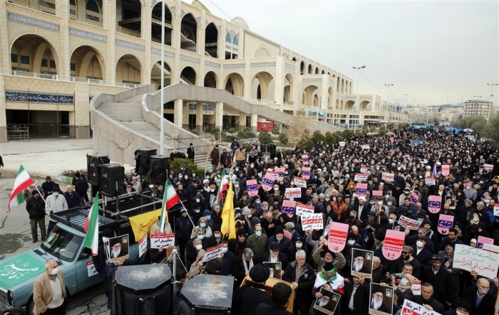 Iranische Gläubige rufen Slogans und halten Bilder des iranischen Obersten Führers Ayatollah Ali Khamenei während einer Anti-Frankreich-Kundgebung nach dem Freitagsgebet in Teheran. Foto: epa/Abedin Taherkenareh