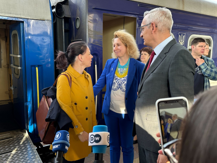 Außenministerin Annalena Baerbock wird bei der Ankunft am Bahnhof Kiew vom deutschen Botschafter Martin Jäger und einer Vertreterin des ukrainischen Protokolls empfangen. Foto: Jörg Blank/dpa