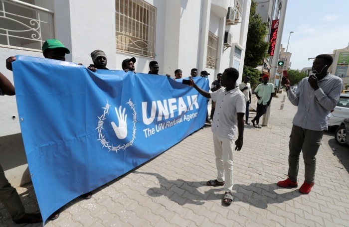 Afrikanische Migranten aus Subsahara-Afrika protestieren vor dem Sitz der Internationalen Organisation für Migration (IOM) in Tunis, um ihre Evakuierung in ihre Herkunftsländer zu fordern. Foto: epa/Mohamed Messara