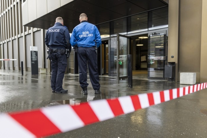 Polizei und Sicherheitskräfte sichern die Anhörung der Staatsanwaltschaft zum tödlichen Brand im Lokal „Le Constellation“ in Sion. Foto: EPA/Cyril Zingaro