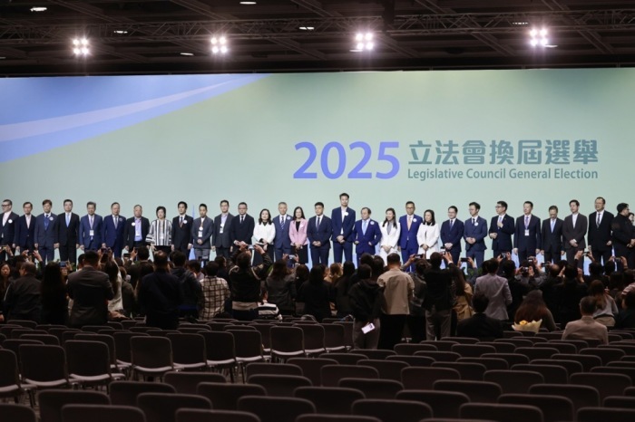 Kandidaten warten in Hongkong auf die Ergebnisse der Wahl zum Legislativrat, die von Trauer und Forderungen nach Aufklärung begleitet wird. Foto: epa/May James