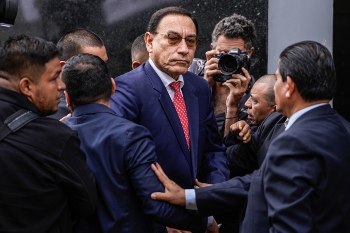 Ex-Präsident Martín Vizcarra trifft am Gericht ein, wo er sich wegen mutmaßlicher Bestechungszahlungen in großen Bauprojekten verantworten muss. Foto: EPA/John Reyes Mejia