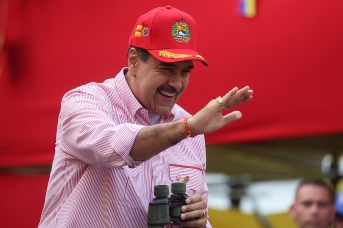 Venezuelas Präsident Nicolás Maduro winkt Anhängern bei einer Kundgebung in Caracas vor dem Hintergrund wachsender Spannungen wegen der US-Militärpräsenz in der Karibik. Foto: epa/Miguel Gutierrez