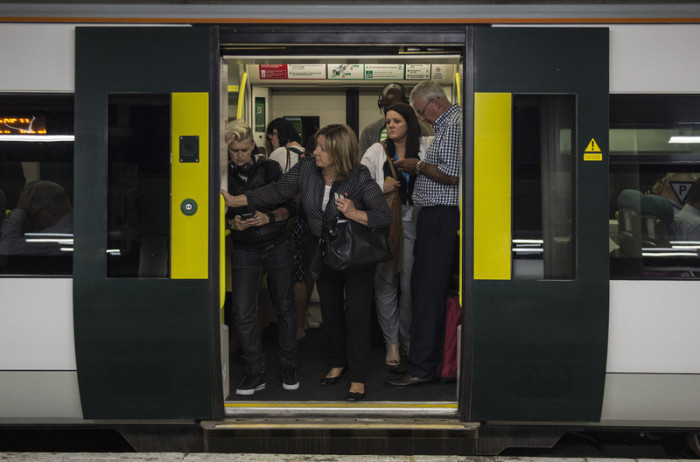 Reisende in einem Southern-Zug während eines Streiks von Mitgliedern der Gewerkschaft RMT im Southern-Schienennetz, Victoria Station. Foto: epa/Will Oliver