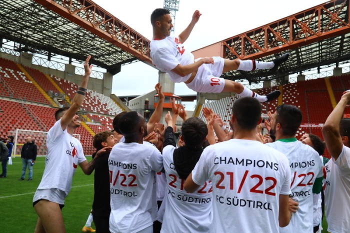 Spieler des FC Südtirol feiern den erstmaligen Aufstieg in die italienische Serie B. Foto: FC Südtirol/dpa