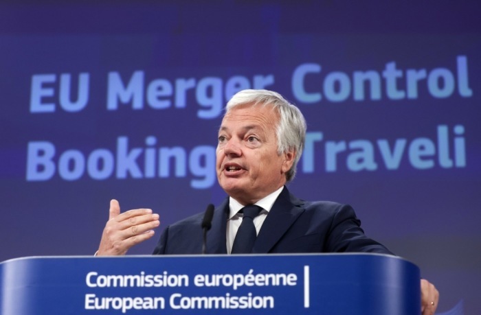 Der vorläufige EU-Wettbewerbskommissar Didier Reynders gibt eine Pressekonferenz zum Fusionsfall Booking / eTraveli in Brüssel. Foto: epa/Olivier Hoslet