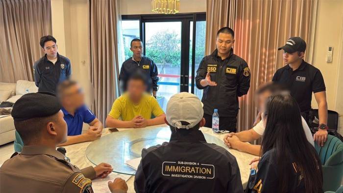 Ermittler des CIB und der Einwanderungsbehörde befragen die festgenommenen chinesischen Verdächtigen in einem Wohnhaus in Huai Yai bei Pattaya. Bild: TMN.TV