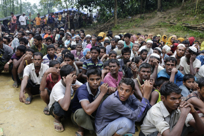  Rohingya-Flüchtlinge in Bangladesch warten auf die Verteilung von Hilfsgütern. Foto: epa/Abir Abdullah