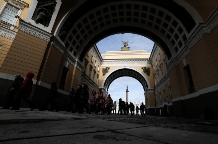 Ein Spaziergang auf dem Dvortsovaya-Platz in St. Petersburg. Foto: epa/Anatoly Maltsev