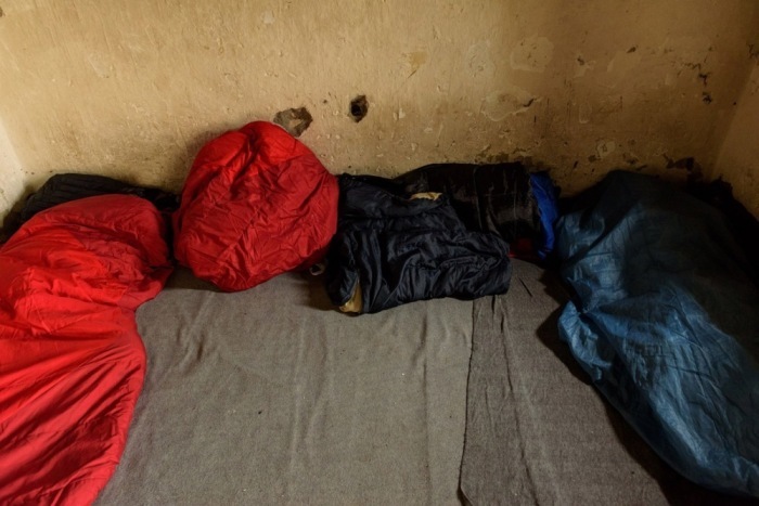 Die Migranten schlafen in Schlafsäcken. Foto: epa/Edvard Molnar Ungarn Out