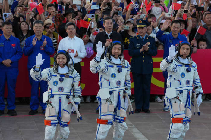 Die Besatzung der Mission „Shenzhou 23“ verabschiedet sich vor dem Start zur chinesischen Raumstation „Tiangong“. Foto: AP/Ng Han Guan