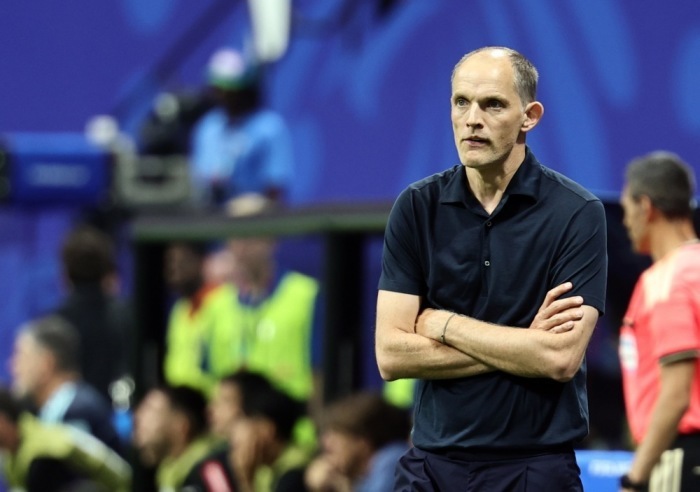 Englands Nationaltrainer Thomas Tuchel verfolgt das WM-Halbfinale gegen Argentinien in Atlanta von der Seitenlinie. Foto: Ronald Wittek/epa