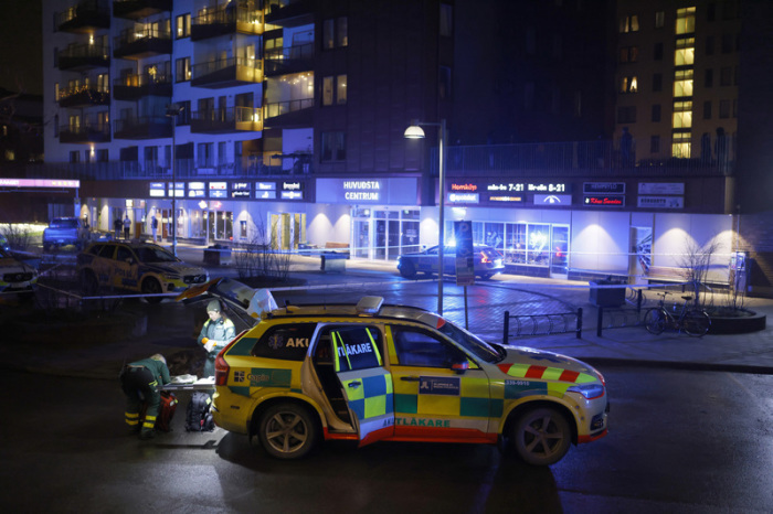 Medizinisches Personal steht an der Stelle, an der ein Mann erschossen aufgefunden wurde. Foto: Christine Olsson/Tt News Agency/dpa