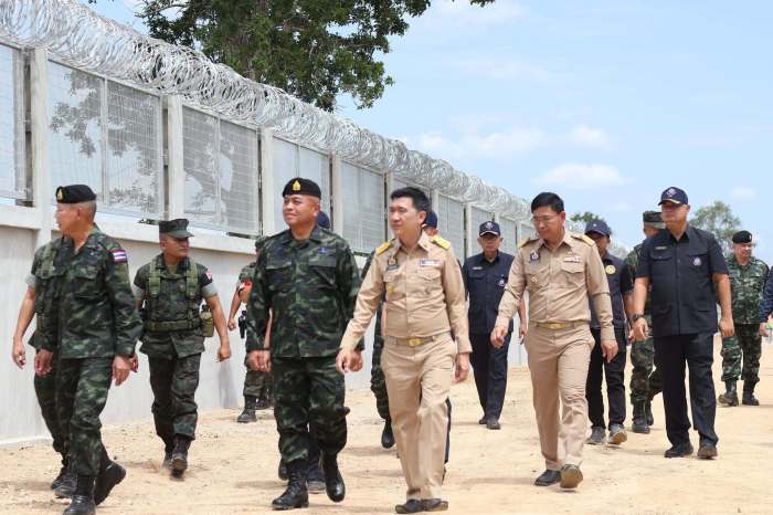 Der erste Abschnitt des neuen Grenzzauns zwischen Thailand und Kambodscha wurde in der Provinz Chanthaburi errichtet. Bild: PR Chanthaburi