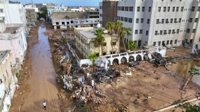 Trümmer liegen nach Überschwemmungen umher. Ein heftiges Unwetter hat im Bürgerkriegsland Libyen schwere Verwüstungen angerichtet. Foto: Jamal Alkomaty/Ap/dpa
