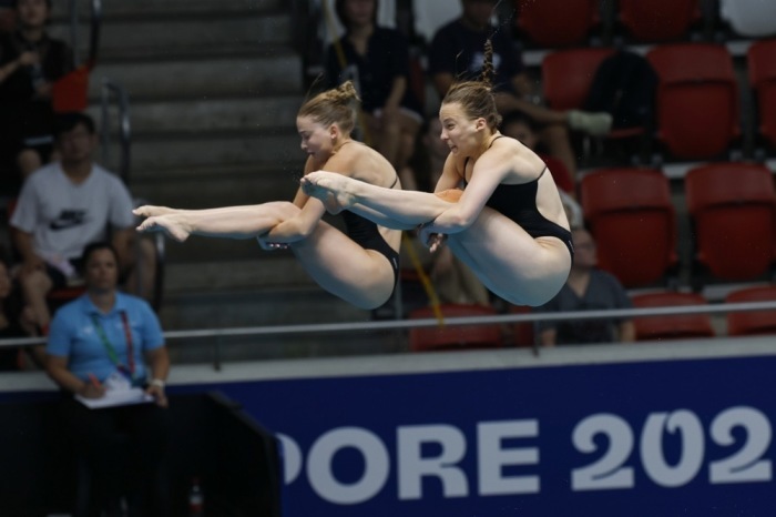 Lena Hentschel und Jette Müller aus Deutschland treten bei den Vorrunden im 3-Meter-Synchronspringen der Frauen während der Weltmeisterschaften im Wassersport 2025 in Singapur an. Foto: epa/Rungroj Yongrit