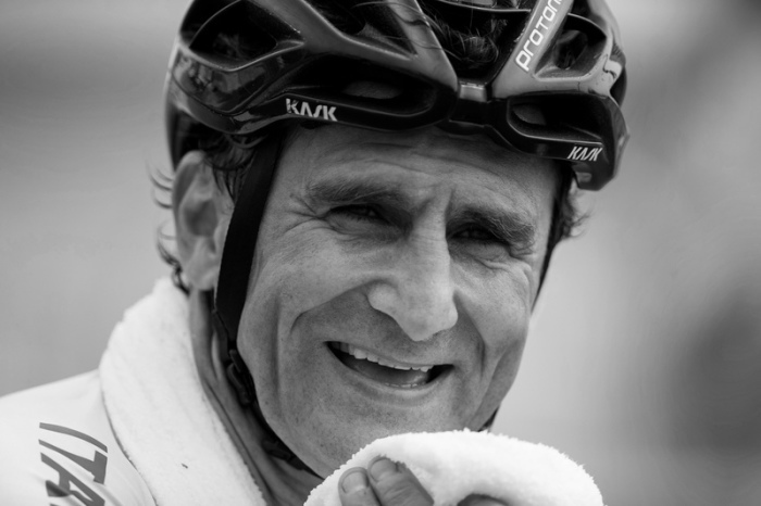 Alessandro Zanardi lächelt nach dem Gewinn der Silbermedaille im Straßenrennen der Männer H5 während der Paralympics 2016 in Rio de Janeiro. Foto: Mauro Pimentel/Ap/dpa