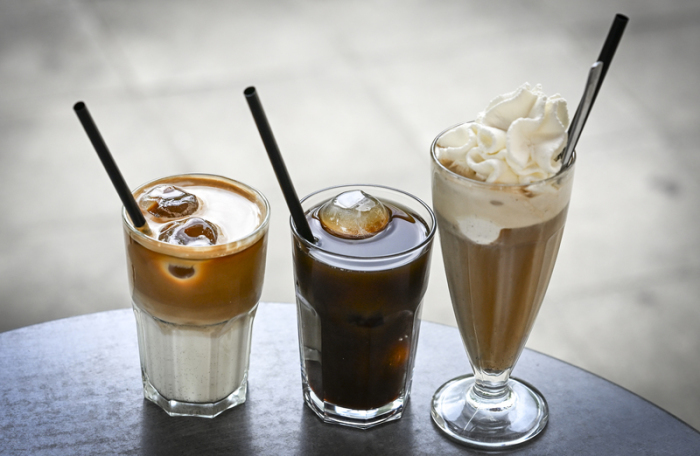 Kalter Kaffee als Iced Latte (l-r), Eiskaffee mit Eiswürfeln und klassischer Eiskaffee mit Vanilleeis und Sahne. Foto: Jens Kalaene/dpa