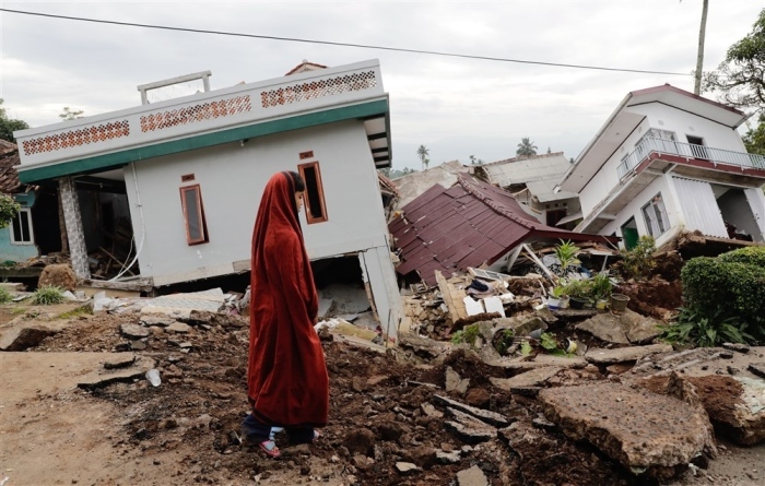 Ein Schüler geht in Cianjur an seinem islamischen Internat vorbei, das durch ein Erdbeben der Stärke 5,6 eingestürzt ist. Foto: epa/Adi Weda
