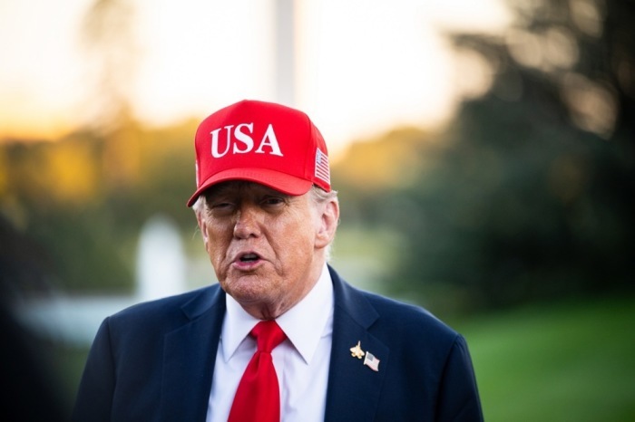 Trump spricht nach seiner Rückkehr im Weißen Haus über den Streit um Massenentlassungen während des US-Regierungsstillstands. Foto: epa/Graeme Sloa