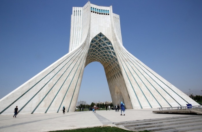 Menschen in Iran spazieren um den Azadi-Turm (Freiheitsturm) in Teheran. Foto: epa/Abedin Taherkenareh