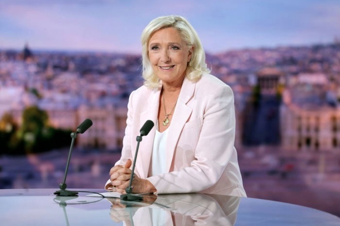 Marine Le Pen posiert vor einem Interview mit dem französischen Sender TF1 nach dem Urteil in ihrem Berufungsprozess wegen veruntreuter EU-Gelder. Foto: EPA/Christian Hartmann/pool