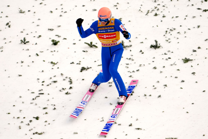 Ski nordisch/Skispringen: Vierschanzentournee, Weltcup, Großschanze, Herren, 2. Durchgang: Dawid Kubacki (Polen) reagiert nach seinem Sprung. Foto: Georg Hochmuth