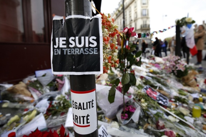 Ein Schild mit der Aufschrift «Je suis en terrasse» vor einem Gedenkort nahe dem Restaurant Le Carillon in Paris. Archivfoto: epa/Sebastien Nogier
