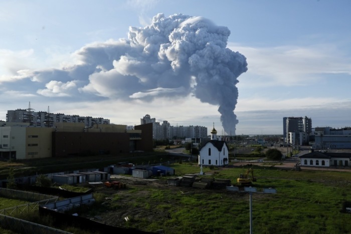 Rauch steigt aus einem Brand in einem brennenden Lagerhaus des russischen Online-Shops Wildberries in Shushary bei Sankt Petersburg auf. Foto: EPA/Stringer
