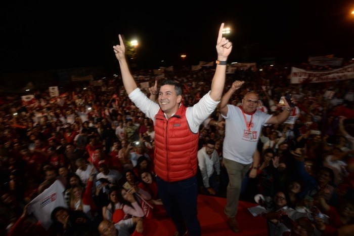 Santiago Pena Palacios, Präsidentschaftskandidat der regierenden Colorado-Partei in Paraguay, gestikuliert vor seinen Anhängern. Foto: epa/Daniel Piris