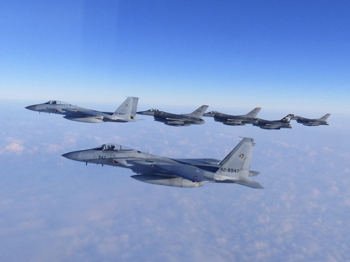 Japanische F-15 und US-F-16 trainieren gemeinsam bei einer Luftübung über Japan als Reaktion auf regionale Spannungen und Raketentests. Foto: dpa/Joint Staff
