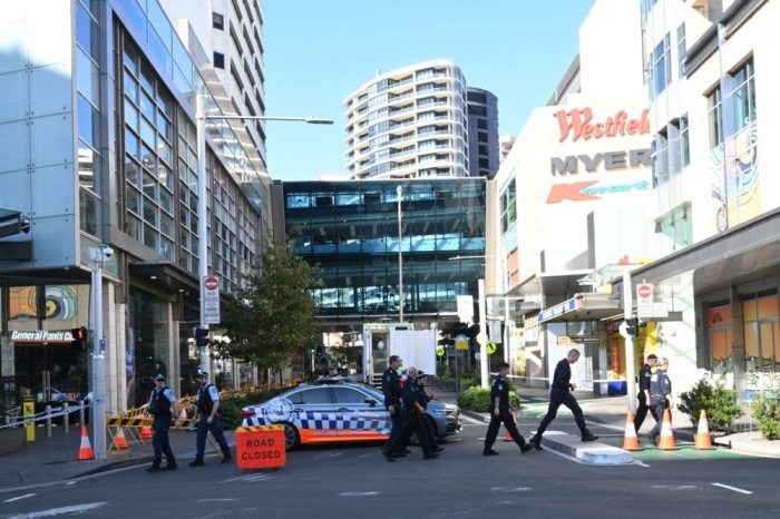 Die Polizei setzt ihre Ermittlungen am Tatort der Messerstecherei vom 13. April in Bondi Junction in Sydney fort. Foto: epa/Dean Lewins