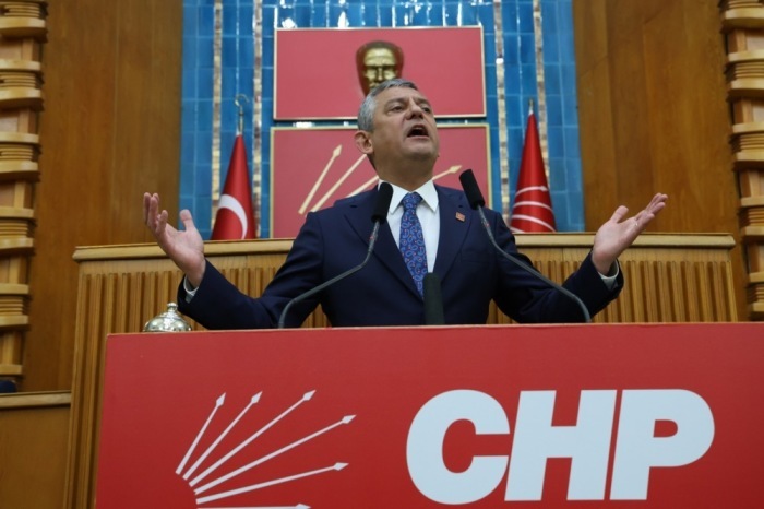 Özgür Özel spricht bei der Fraktionssitzung seiner Partei in der Großen Nationalversammlung in Ankara. Foto: epa/Necati Savas
