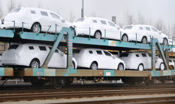 Neufahrzeuge stehen auf einem Güterzug. (zu dpa «Studie: Deutscher Automarkt normalisiert sich weiter») Foto: Hendrik Schmidt/dpa-zentralbild/z