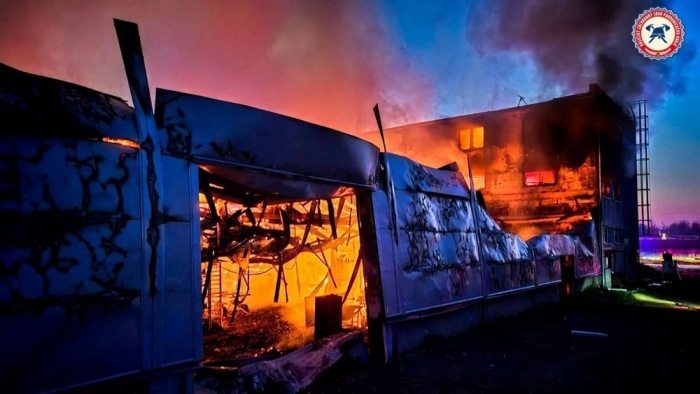 Ein brennendes Lagerhaus in Pardubice. Foto: epa/Hzs Pardubickeho Kraje (mit Freundlicher Genehmigung)