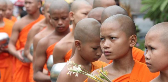 Zum Beginn der buddhistischen Fastenzeit finden überall im Land Ordinationsfeiern („buat naag“) statt. Foto: epa