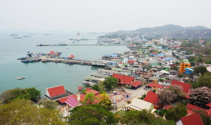 Einen Superausblick auf den Hauptort und die in der Bucht auf Reede liegenden Schiffe bietet der chinesische Tempel. Fotos: Jahner