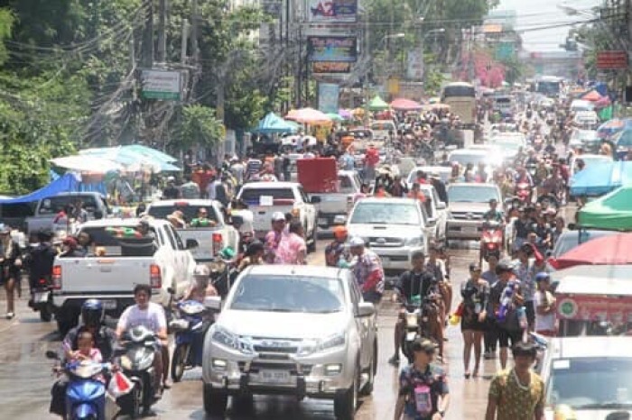 Heute wird der Verkehr auf der Naklua Road gewiss wieder zum Erliegen kommen, wenn im Norden Pattayas Wan Lai gefeiert wird. Fotos: Redaktion / PR Pattaya