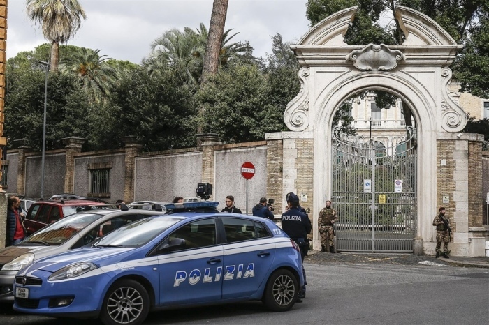 Polizei-Beamte stehen vor dem Eingang der Apostolischen Nuntiatur in der Via Po in Rom. Archivfoto: epa/FABIO FRUSTACI