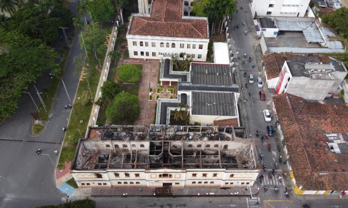 Ein Mob setzt den Justizpalast in der kolumbianischen Stadt Tulua in Brand. Foto: epa/Str