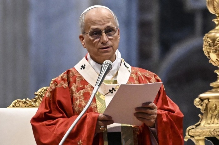Papst Leo XIV., zuvor Kardinal Robert Francis Prevost aus den USA, segnet die Gläubigen von der Loggia des Petersdoms. Foto: epa/Fabio Frustaci