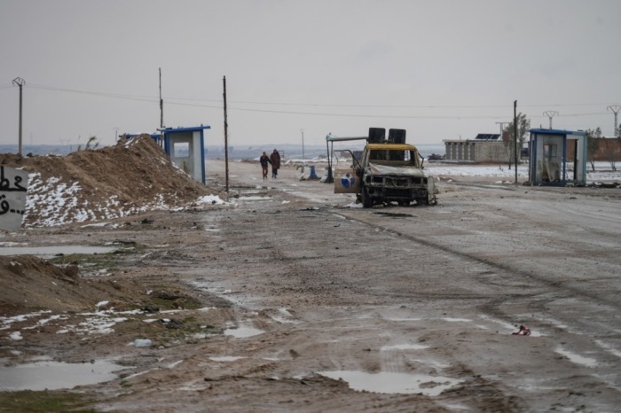 Zerstörte Fahrzeuge am Straßenrand, während Einheiten der syrischen Armee nahe der Frontlinie zu den SDF-Stellungen Stellung beziehen. Foto: epa/Ahmad Fallaha