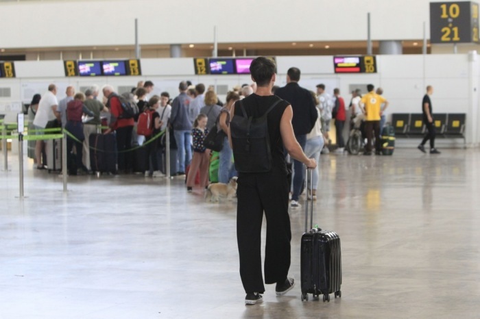 Reisender mit Gepäck am Flughafen Alicante-Elche nach großflächigem Stromausfall in Spanien, während der Flugbetrieb wieder normal läuft. Foto: epa/Morell