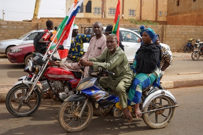 Teilnehmer an einer Demonstration gegen die ECOWAS (Wirtschaftsgemeinschaft Westafrikanischer Staaten) in Niamey. Foto: epa/Issfou Djibo